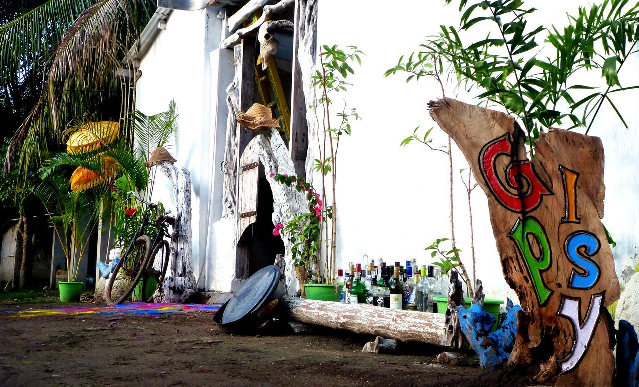 Gipsy Backpackers Hostel Gili Trawangan Exterior photo